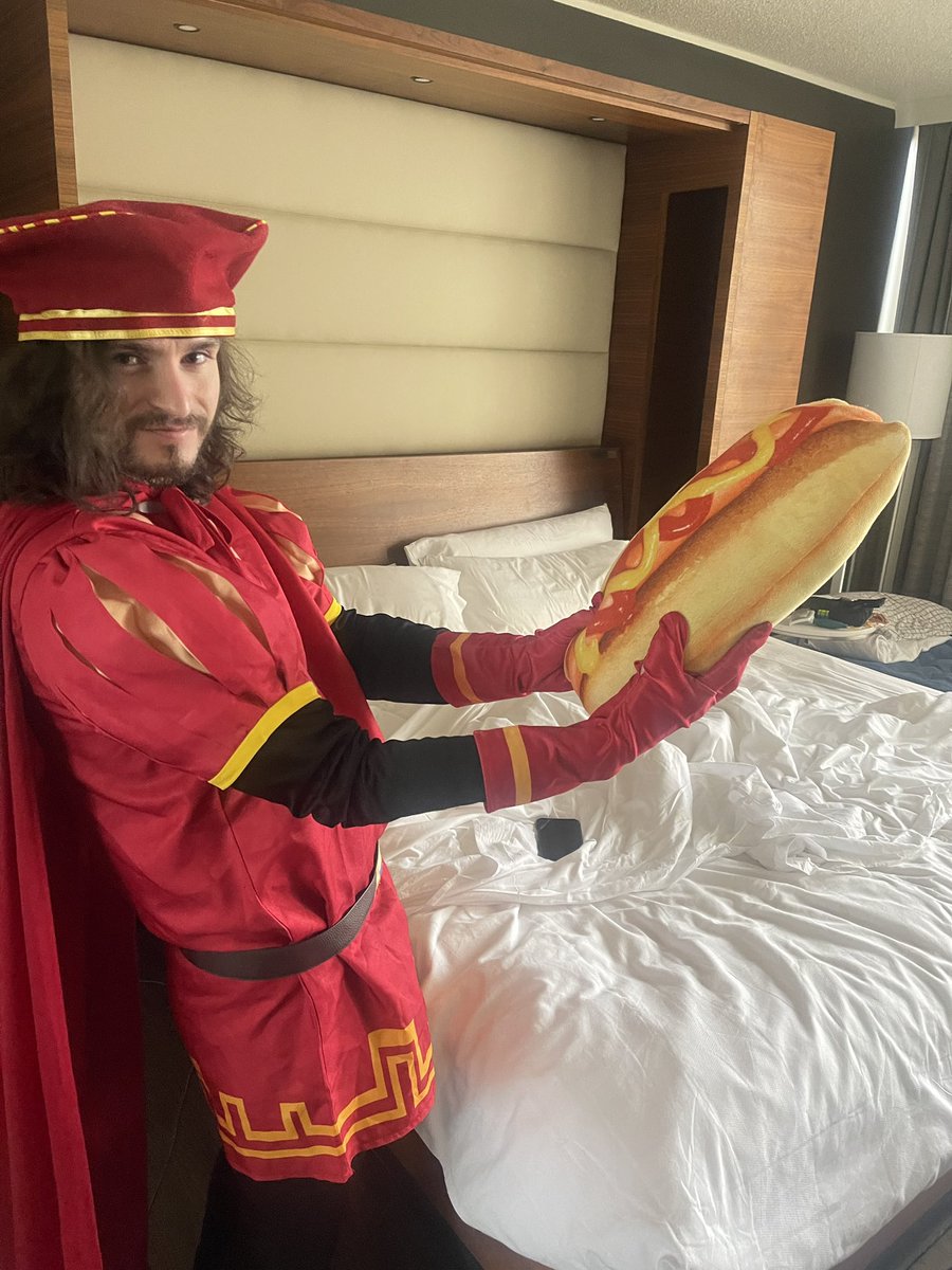 DogDeerDragon's tweet photo. Lord Farquad loves giant weenies https://t.co/0UHBDYOlYd