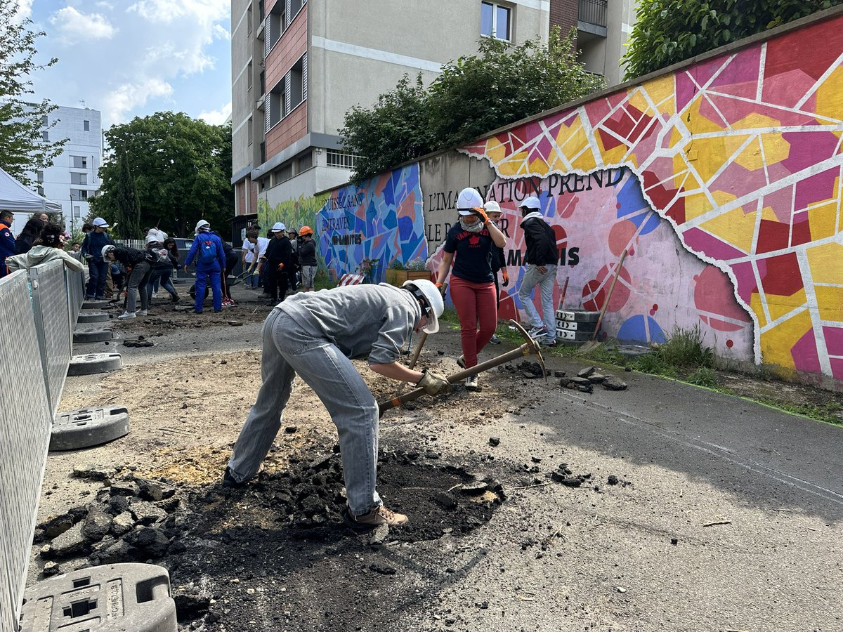 arenasrodrigo_'s tweet photo. Dans le 13e on pète le bitume pour renouer avec la terre, le cycle de l’eau et la revegetalisation. #Cpossible https://t.co/513C8oiIW8