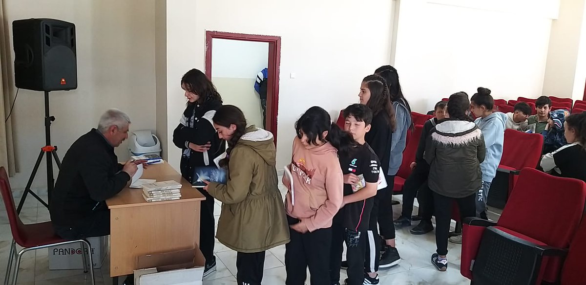 Kitap en iyi dosttur.
Bir kitap alarak bir ögrencinin yüreğine dokunabilirsin.
#geceninsitemi 
#yırtıkduygular
#oba
#bötcenimhikayeleri
#serzeniş
#beyazzambak