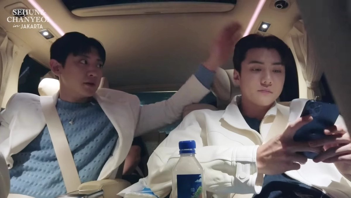 xxn_sc's tweet photo. #CHANYEOL: *pats sehun’s head
#SEHUN: *pretends to get angry and pushes chanyeol’s hand away.
chanyeol tries to give a loving look and caress #chanhun https://t.co/rok5VtmcUS