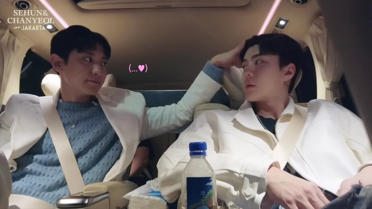 xxn_sc's tweet photo. #CHANYEOL: *pats sehun’s head
#SEHUN: *pretends to get angry and pushes chanyeol’s hand away.
chanyeol tries to give a loving look and caress #chanhun https://t.co/rok5VtmcUS