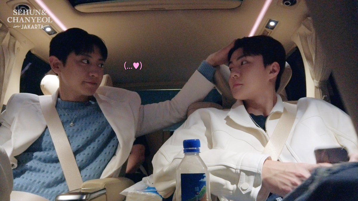 xxn_sc's tweet photo. #CHANYEOL: *pats sehun’s head
#SEHUN: *pretends to get angry and pushes chanyeol’s hand away.
chanyeol tries to give a loving look and caress #chanhun https://t.co/rok5VtmcUS
