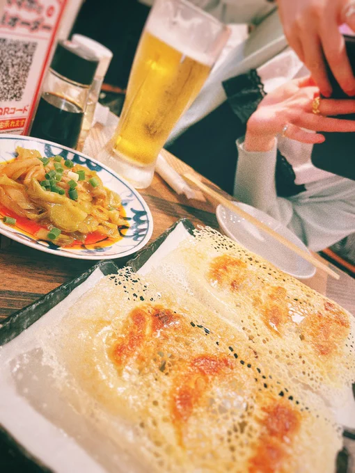 夜の美味しいやつとなんかジョジョみたいなポーズで撮ってる友達