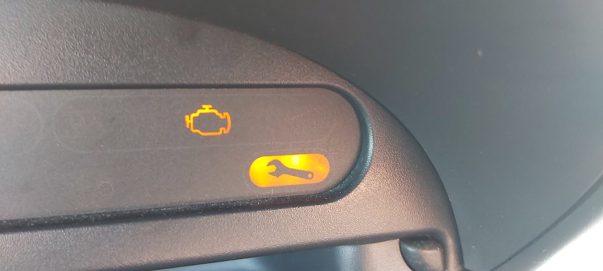 JartBanssen's tweet image. Deze irritante lampjes zijn inmiddels weer uit! 🥳 Bobine van een Renault vervangen. #WhatElseIsNew? Uitlezen en resetten van het motormanagement was nog het meeste werk. 😆 En dan ga ik nu een lekker stokbroodje ham/kaas in de oven gooien.