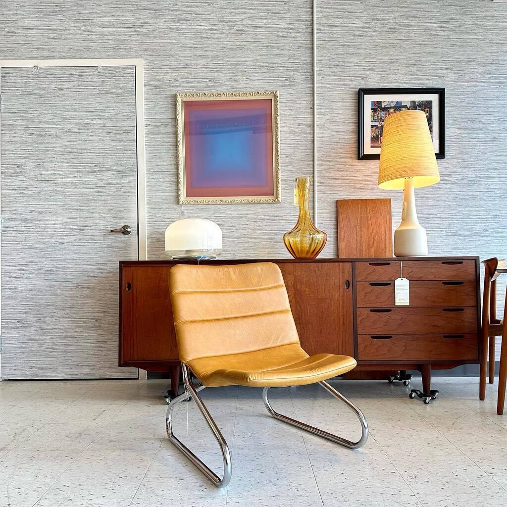 Compact low profile sling chair. Chrome paper clip style frame. 1973.

Designed by Jan Dranger and Johan Huldt

✅ 🇨🇦 wide shipping
✅ Refunds for 7 days on full priced, non-custom furniture.
✅ Restoration services
✅ Shop in store or online at vintageh… instagr.am/p/CsL0KoatPGT/