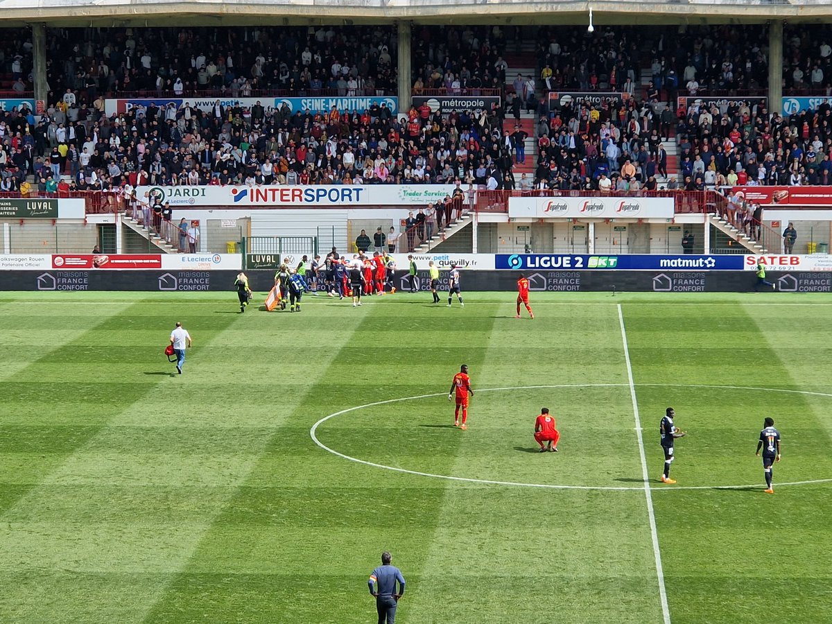 ActuFoot_'s tweet photo. Le match entre Quevilly et Bordeaux est interrompu.

Un jeune ramasseur de balle vient de s'écrouler, visiblement victime d'un malaise.

Les joueurs et les soigneurs sont autour.

📸 @sport_PN https://t.co/36dUQQRlJ5