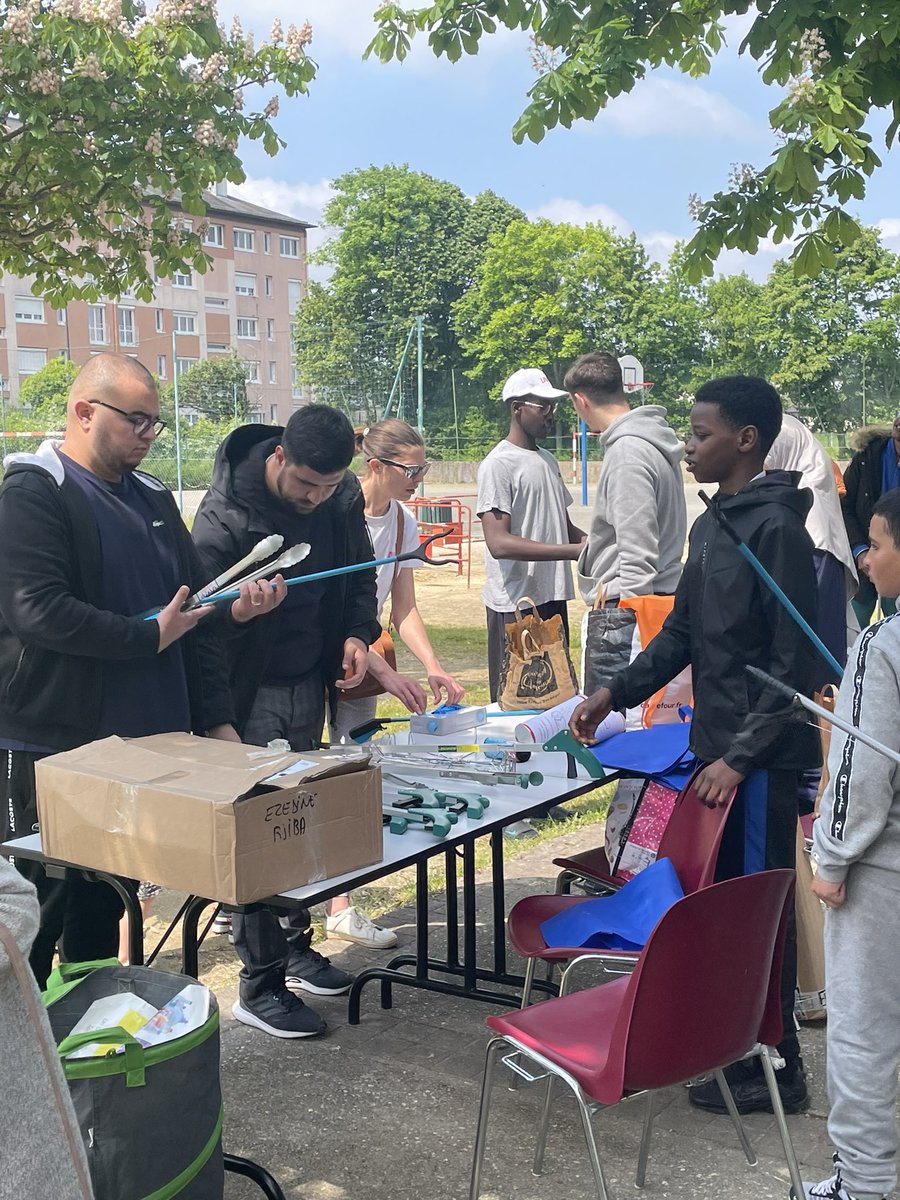 loiseau_celine's tweet photo. Cet après-midi, opération Clean Up challenge dans le quartier d’Hilard organisé par la @lapyramidelaval Merci à toutes et tous!! https://t.co/eg7gjADw7W