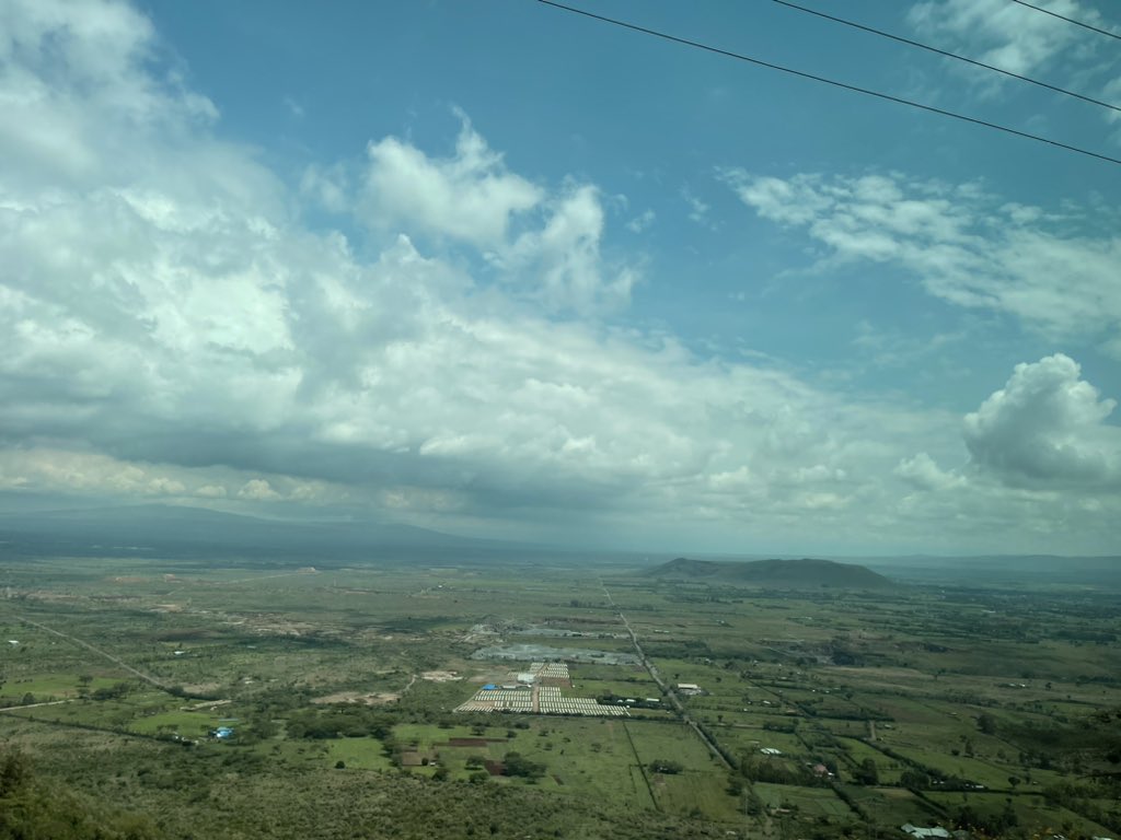Chapter 4: The Great Rift Valley⛰️
Link in bio✨
•
After visiting the Makuru village in Nairobi we headed out for an adventure traveling three hours to our next town called Narok. To get there we had to cross one of the most well-known valleys on earth, “The Great Rift Valley🤗