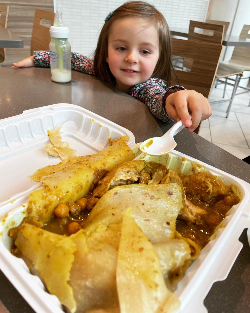 eatingyyz's tweet photo. Took my daughter for a walk at #DufferinMall and needed to find some dinner as she was running all over and wearing me out haha. She wandered around and stood by Jerk King staring at the chicken so we tried the curry #chickenroti. It was loaded with chicken, chickpeas, potatoes, and spinach with more than enough sauce to dip your #roti in. Oh, the creamy coleslaw is pretty awesome to add to some of your bites, just saying. 💚
ℹ #JerkKing
📍 900 Dufferin St, #Toronto
🚇 Dufferin TTC Station
📷 @eatingyyz
🔎 Curry Chicken Roti ($14.80)
Swipe to see my little one diving in for food, so cuuuuute! 🥰
#jerkking #jerkkingfood #brocktonvillage #jamaicanfood #torontojamaicanfood #eatingyyz
