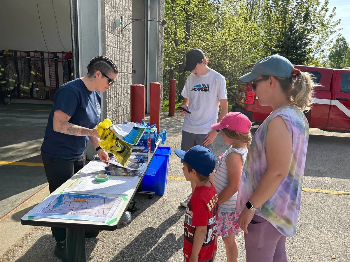 townofinnisfil's tweet image. #PitchInDay is here! 🙌 If you haven’t picked up your clean-up kit, head to the @innisfilidealab or fire stations in #Alcona, #BigBayPoint or #Lefroy before 11 am. Help your ward win the Golden Broom by registering at innisfil.ca/PitchIn.