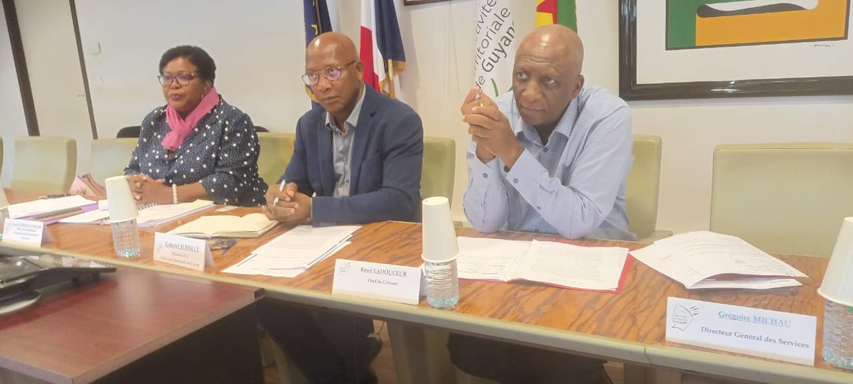 GuyaneSnpden's tweet photo. Rencontre avec le Président de la CTG. Nous avons porté plusieurs thèmes :
- Le fonctionnement de la cuisine du collège Auxence Contout.
- Le dialogue compétitif interminable pour l'attribution du marché du matériel informatique qui nous empêche de nous équiper… https://t.co/EBMmubjRhf