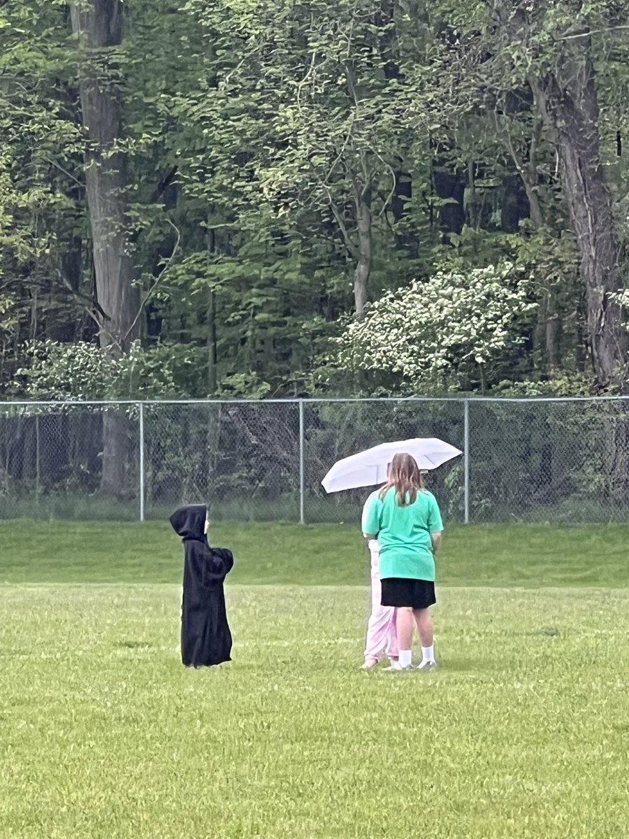 stylesarah's tweet image. watching my nephew’s soccer league and this is my peripheral view