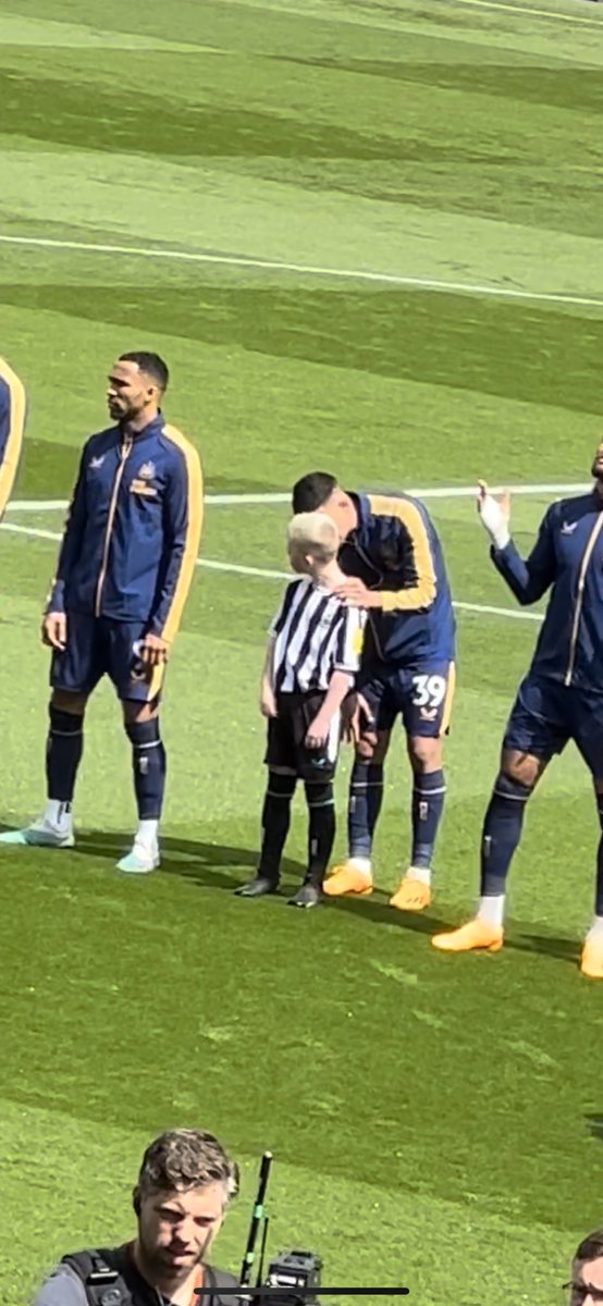 claire_1986w's tweet photo. Ahh maann!!! 🥹🥹😩 @brunoog97 telling Leon he could have his shirt at the end….,,,and Leon absolutely wounded when he couldn’t see him in the crowd! ……he’s had THE BEST day! 🫶🏼 @NUFC #NUFC https://t.co/iU6YfQ4WXR