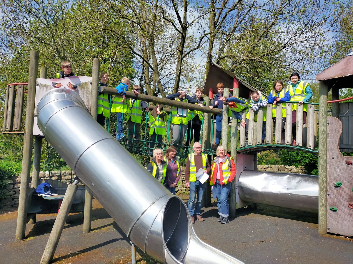 Fascinating session exploring #Askrigg with our <a href="/YAC_CBA/">YAC</a> group using the 1901 census and map to look at change. Also bumped into another YAC leader from Nottingham &amp; managed a group photo in the park! #historyonyourdoorstep <a href="/yorkshire_dales/">Yorkshire Dales National Park</a>