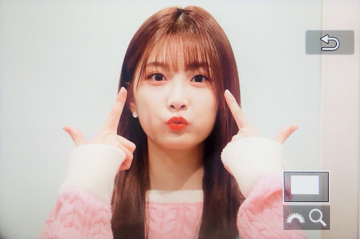 dandelion_812's tweet photo. 230513 민서 앞머리 짤랐어용💇‍♀️💇‍♀️
#우아 #민서 #wooah #minseo https://t.co/tBKR2iUd18