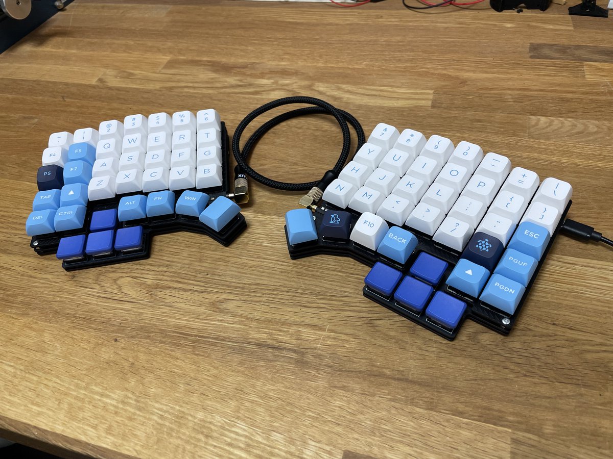 Kousaku_Kiroku's tweet photo. 最近色々と忙しかったので気分転換に自作キーボードに手を出した！
#ErgoArrows 
 カッコよく出来たので満足✨
キーレイアウトは使いながら育てていこう https://t.co/br92cH83hl