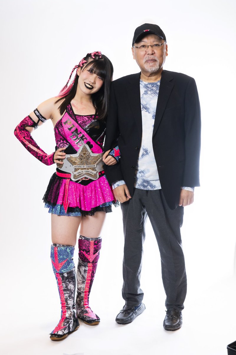 新フューチャー・オブ・スターダム王者の吏南のベルト姿。幼い頃、吏南はよく私の腕に絡み甘えてきた。それがこんなに大きな少女に成長した。あの頃と同じポーズをしてもらったが、私は変わらないが吏南は大変身。クラスの人気者は高校で学級委員だそうだ。