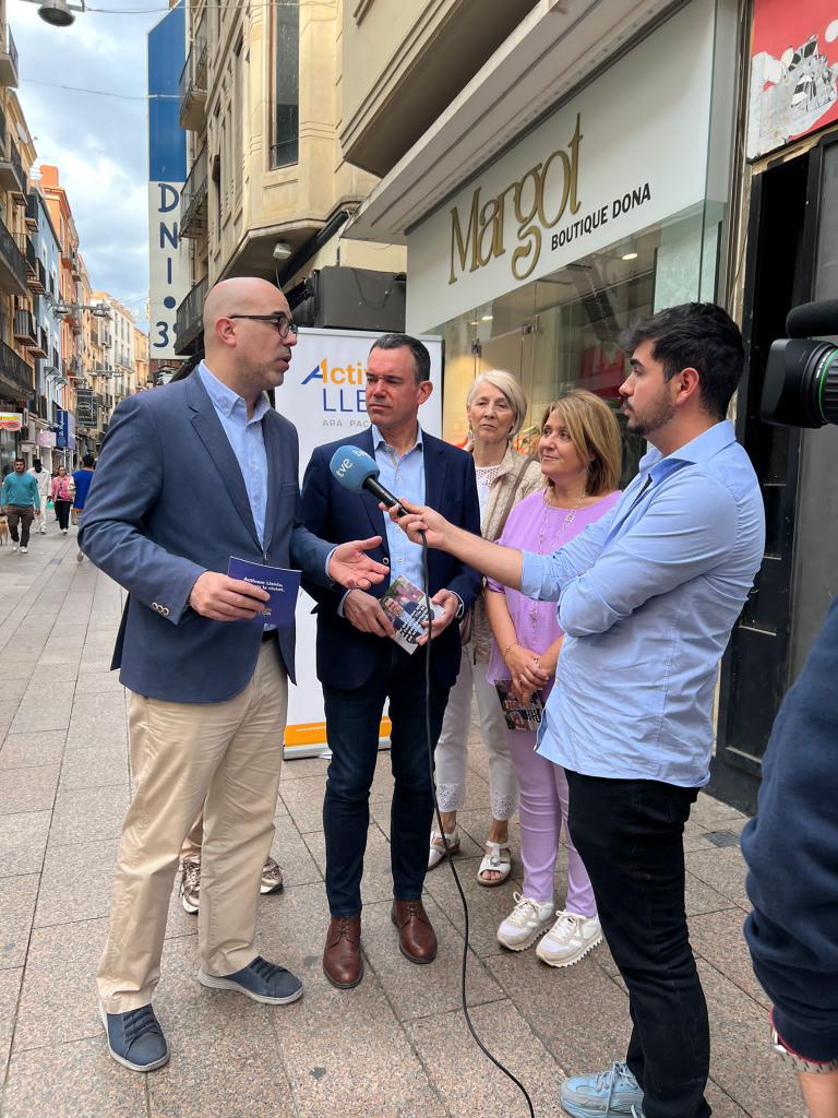 GenisBoadella's tweet photo. Tarda a #Lleida amb l'alcaldable @domenecvn, la gran @rosapujolaitona i els companys d'@ActivemLleida @AraPacteLocal per parlar de propostes pel #comerç i els #autònoms https://t.co/t3lx0vntr8