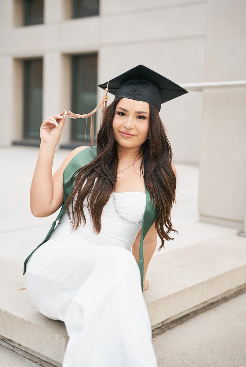 SashaSeay's tweet photo. #BaylorGrad So proud of you Skyla! We love you 🫶 https://t.co/Yy8X1D8mFC
