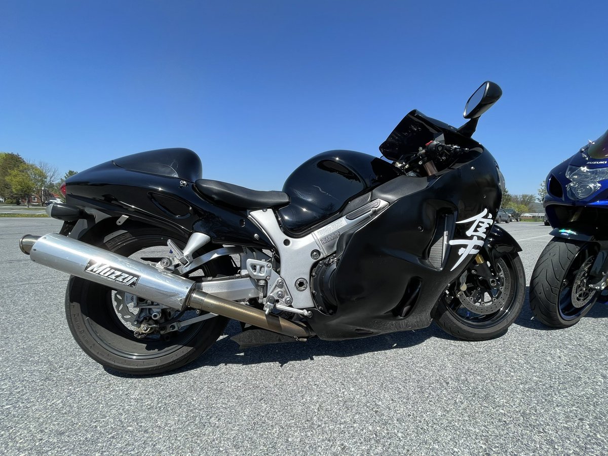 FIDLER_22's tweet image. Tearing it up today for a little- nice and warm. #busa #Hayabusa #gsx1300r #gen1 
#2006