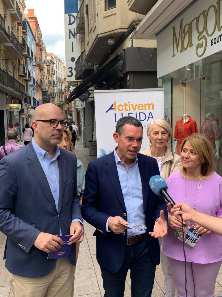 GenisBoadella's tweet photo. Tarda a #Lleida amb l'alcaldable @domenecvn, la gran @rosapujolaitona i els companys d'@ActivemLleida @AraPacteLocal per parlar de propostes pel #comerç i els #autònoms https://t.co/t3lx0vntr8
