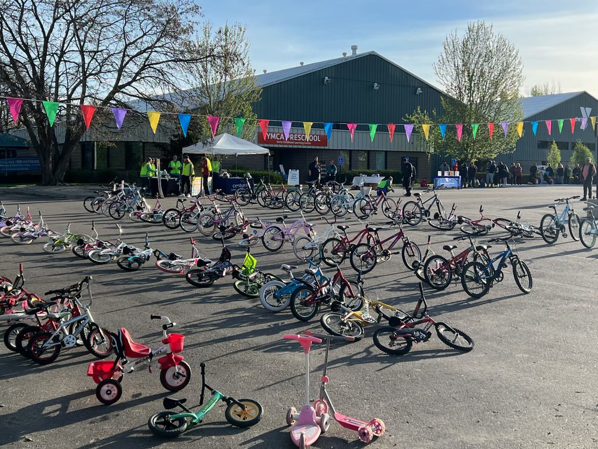 longs_peakms's tweet image. One of our favorite days of the year! The Longmont spring bike giveaway! Over 100 bikes repaired and prepped by the @LPMSBIKESHOP going out to Longmont families…along with safety tips &amp;amp; helmets from @bouldercounty 🚲🚲 #StVrainStorm #biketech @SvvsdSchuh