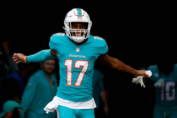 Crumbletakes's tweet photo. What Wide receiver would you rather have?    

Jaylen Waddle or Devonta Smith   

RT for Waddle Like for Smith. https://t.co/eZWmBBdVX8