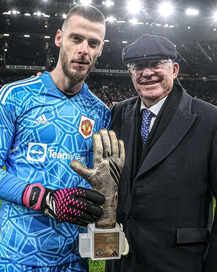 SubtleNg's tweet photo. Congratulations to @D_DeGea for winning the premier league golden gloves well deserved.👏🏾🌟
#manutdvswolves
#ManUtd
#IFB https://t.co/xJGc9A7gBI