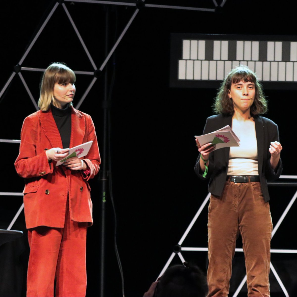 Quelle magnifique soirée ! Cela donne de l'énergie pour les semaines et les mois à venir. Pour tout ce qui reste à venir. 🔥 😍 Engageons-nous esemble pour un avenir digne d'être vécu ! 💚 #40ansdesVERTES