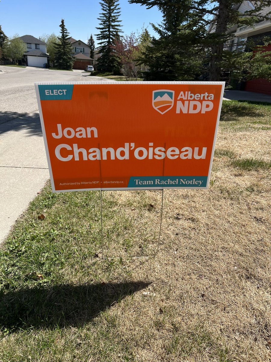 ped_sidsel's tweet photo. Met @joanyycwest and her crew canvassing this afternoon! Great to see the neighbourhood turning orange with all the lawn signs. We have ours up - and Iโm very excited to vote for the first time this year!! @RachelNotley #teamnotley #firsttimevoter @albertaNDP https://t.co/qNCJM8LRHP