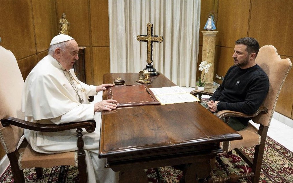 VIDEO. Volodimir Zelenski și-a început vizita oficială la Roma. Președintele ucrainean, discuție față în față cu Papa Francisc. Foto: Tw/@rshereme