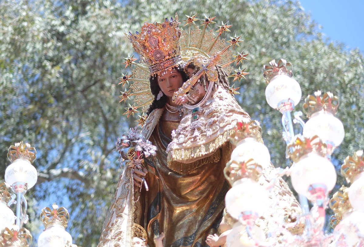 Valencia se echa a la calle en una multitudinaria demostración de devoción #SempreEnLoCor a la #MarededeudelsDesamparats <a href="/basilicadesampa/">Basílica Ntra. Sra. de los Desamparados</a>  en el Centenario de su coronación 👇🔝🔝👇

👉 bit.ly/44V5QZb 
👉 #SomosCEU