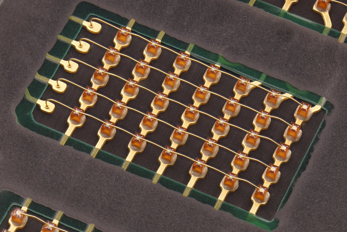 TobisLab's tweet image. Macro shot of one segment of a 5×7 dot matrix display.✨