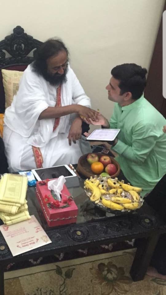 Ashokshivazza's tweet photo. #Happybirthday to
#gurudevsrisriravishankar 
#Artofliving #42yearsofnservice 
#180countries  #500millionlives touched.
I am Blessed to Express my Gratitude  ,Life is bliss #waahzindagi 🙏 @SriSri https://t.co/lJsff74IhR