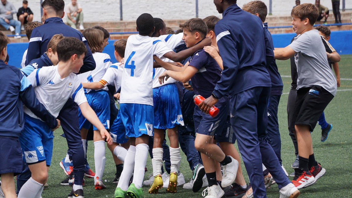 ecgranollers's tweet photo. 𝙁𝙚𝙡𝙞𝙘̧𝙤𝙨😃
Les imatges de la celebració de la consecució d’un títol que feia temporades que se’ns resistia📸🔝
#SomECG #OrgullDeBase #FutbolBaseECG https://t.co/mzjDinEhuP