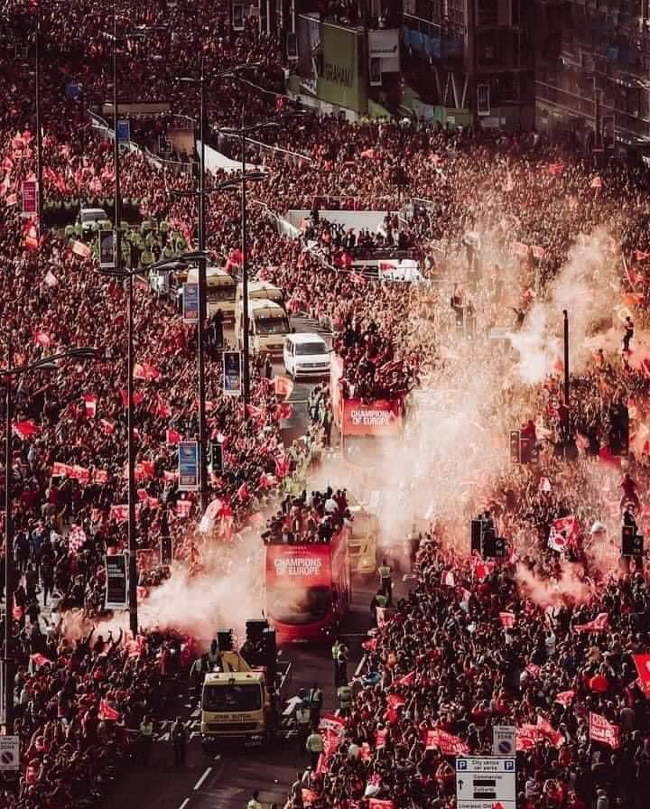 lfcgradyspage's tweet photo. No Liverpool fan can skip the Greatest Fan Picture of all time without a like ❤️ https://t.co/gy3e4jBokx