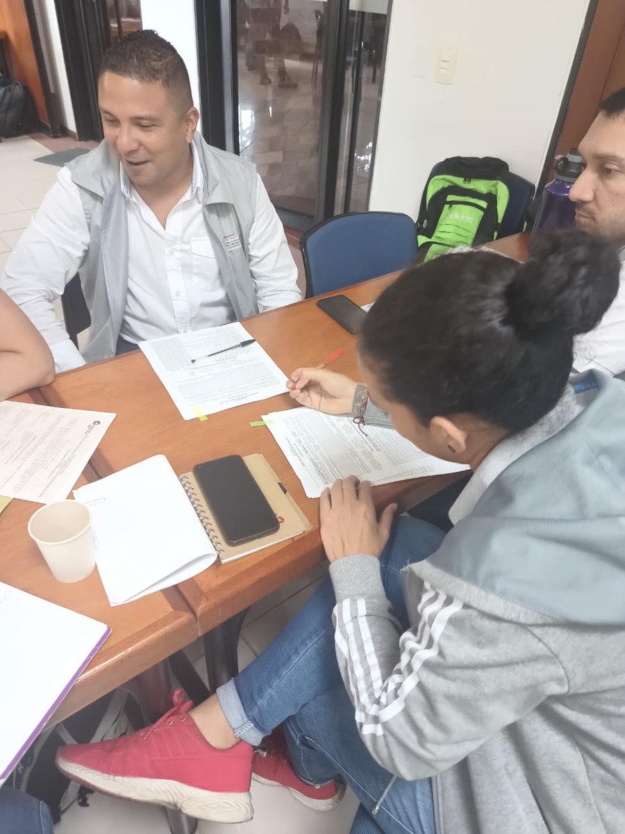 CiudadPazCo's tweet photo. Aprovechamos siempre los espacios que nos permiten reunirnos con los compañeros y compañeras que trabajan por la reincorporación y el fortalecimiento del tejido social en los territorios. 
#AccionesdePaz #Reincorporación
#Paz #Cali 

@FedecomunS @ARNColombia @EcomunCo https://t.co/T6KtgBqRpv