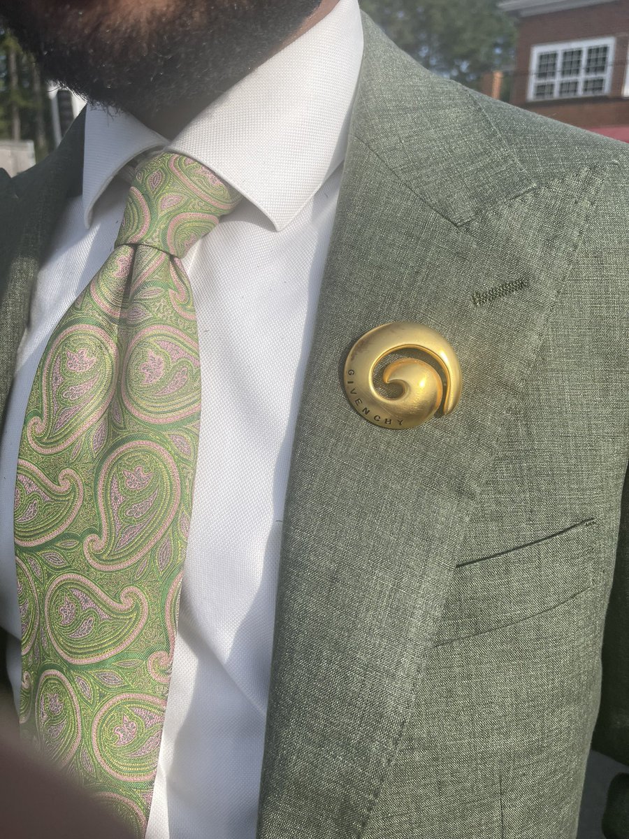 joebiggs2's tweet photo. He wore his mom’s pin and a pink & green tie to represent for her (Stephany Hand-Biggs, Esq.) #TailorMadeSuit #Linen #FlyGenetics #Dapper https://t.co/H7GOvEAOd4