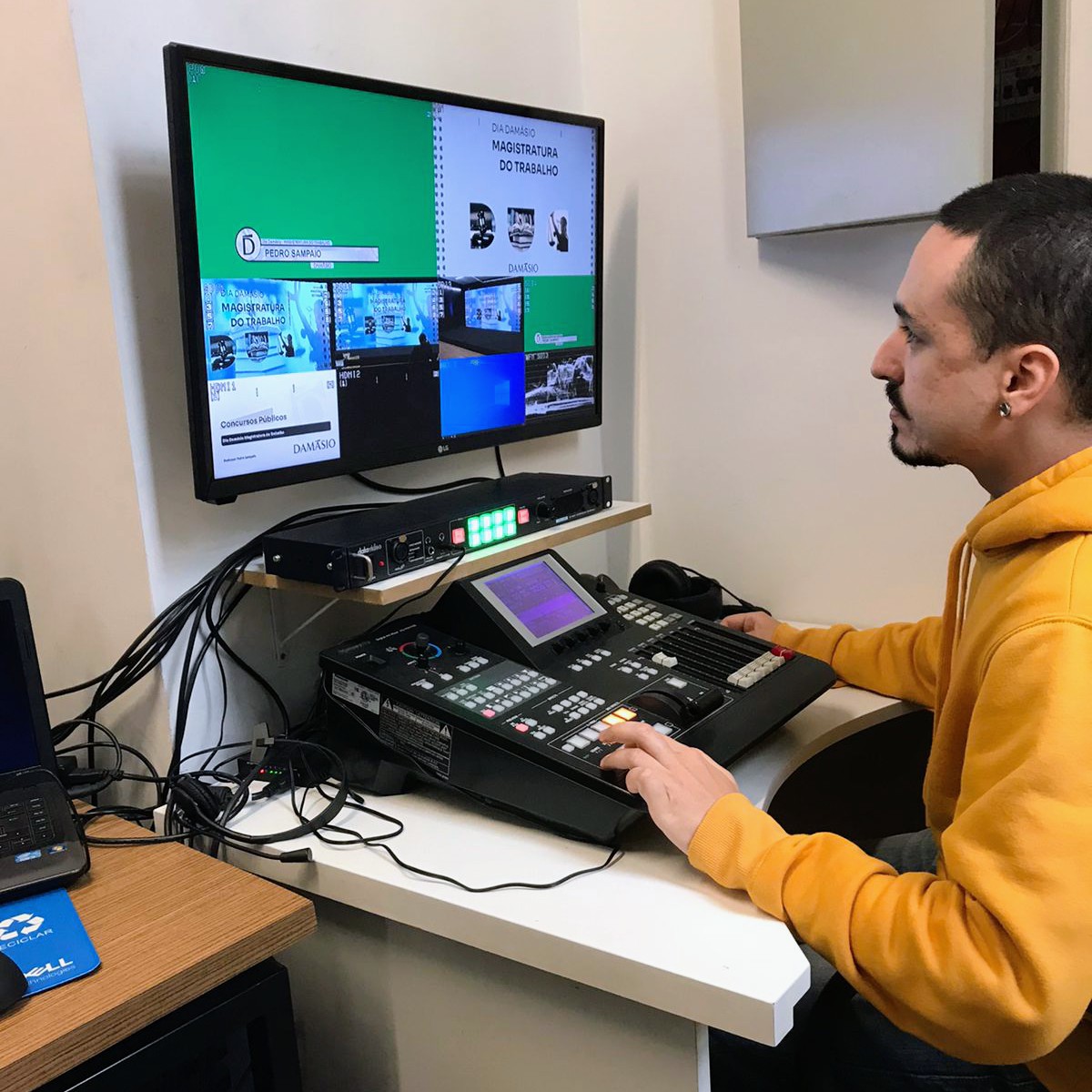 estudiosdamasio's tweet photo. O #DiaDamásioMagistraturaDoTrabalho foi incrível! Com transmissão ao vivo no YouTube e evento presencial, contamos com grande equipe de professores que fizeram o evento um sucesso! #transmissãoaovivo #grandeequipe #professores #sucesso https://t.co/IRaUkim91d