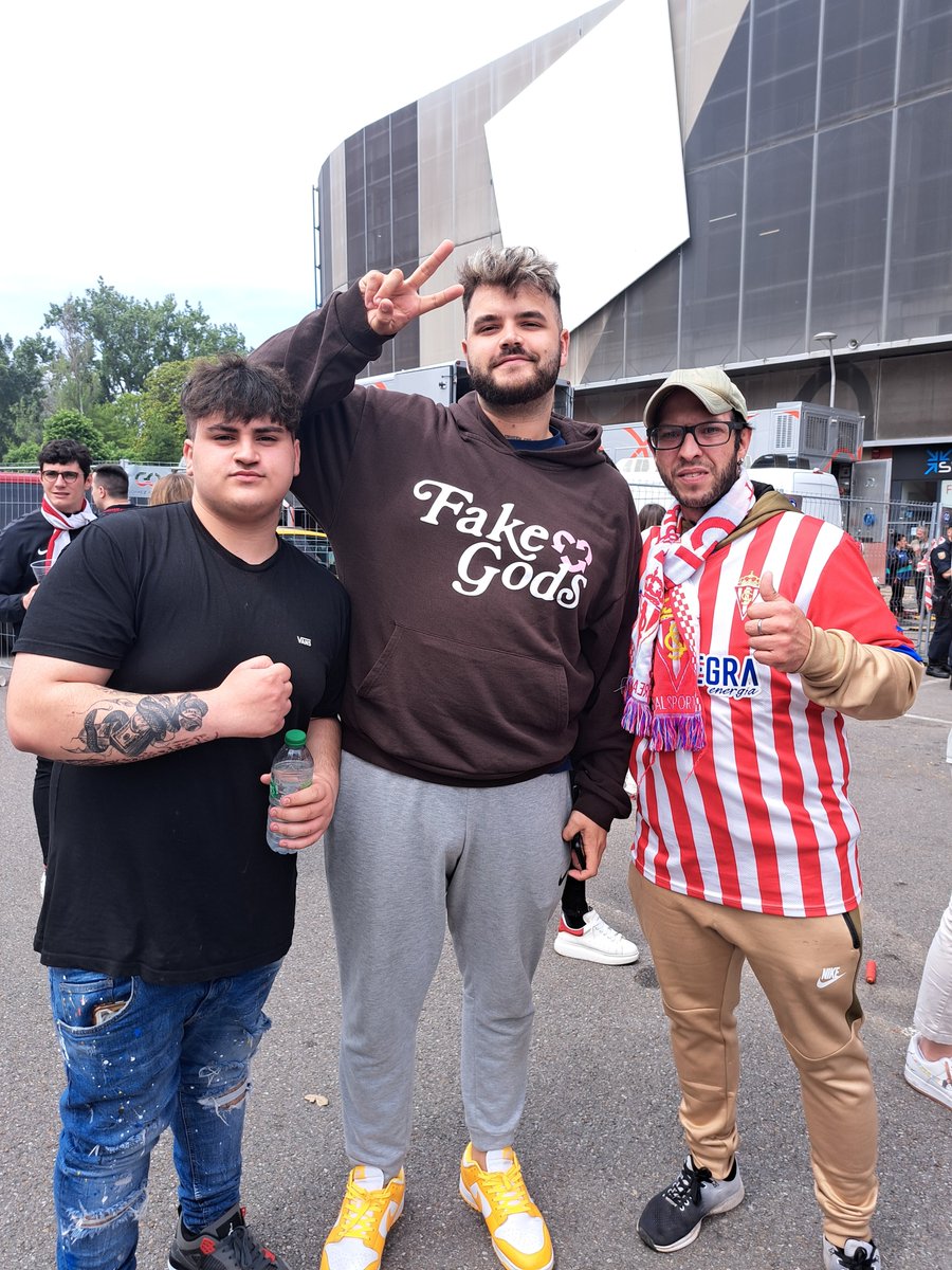 pablito_ub's tweet photo. Un placer co ocer a @guanyar un tio de diez una persona increible hoy en el molinon !!! Grande campeon !! https://t.co/fqC7g1OYPV