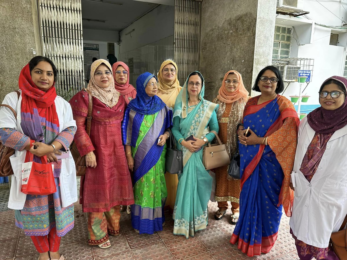 taslimanasreen's tweet photo. 1st pic. Mymensingh Medical College  in 1982. No med student from Muslim background was wearing hijab. 2nd pic Mymensingh Medical College in 2023. All doctors from Muslim background were wearing hijab.   Religion drags things backwards very fast. https://t.co/9UMnbbAkA1