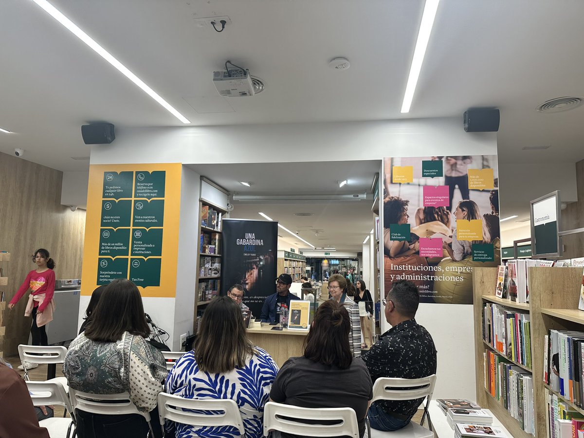 Presentación de UNA GABARDINA AZUL de mi amigo Emi P. Rubio en la  Casa del Libro de Murcia donde hemos tenido la oportunidad de profundizar y conocer los entresijos de su primera novela. Enhorabuena!!!!👏👏👏👏👏👏