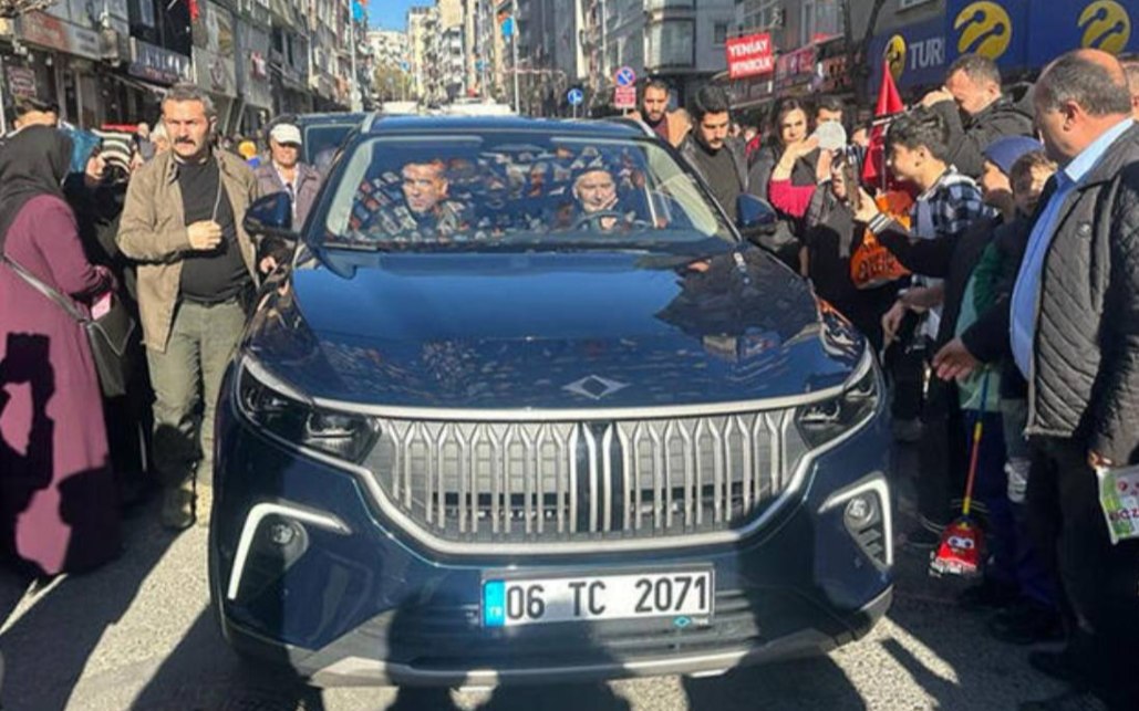 Süleyman Soylu'nun konvoyunda bulunan bir araç, 12 yaşındaki çocuğa çarptı.

Çocuk yoğun bakımda, tedavisi sürüyor.