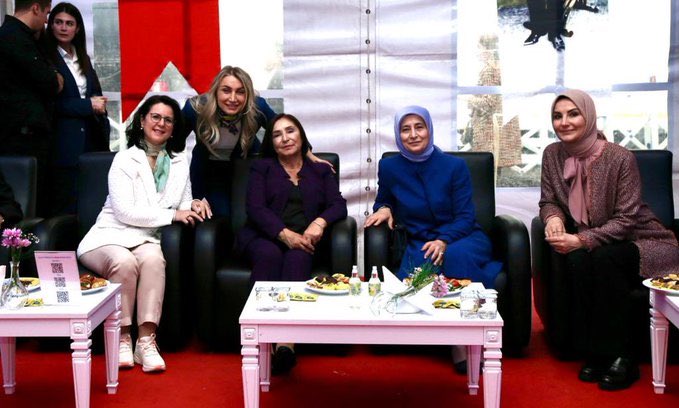 Kemal Kılıçdaroğlu’na oy verme niyeti olan bizim mümin ancak onların bazen muhafazakar, bazen gerici bazen yobaz  dediği, kıymetli insanlar. Ne siz onlara benziyorsunuz ne onlar size. Lütfen onlara yamanmaya çalışanlara benzemeyin. ONLAR SİZİ İSTEMİYOR İSTEMEYECEK!