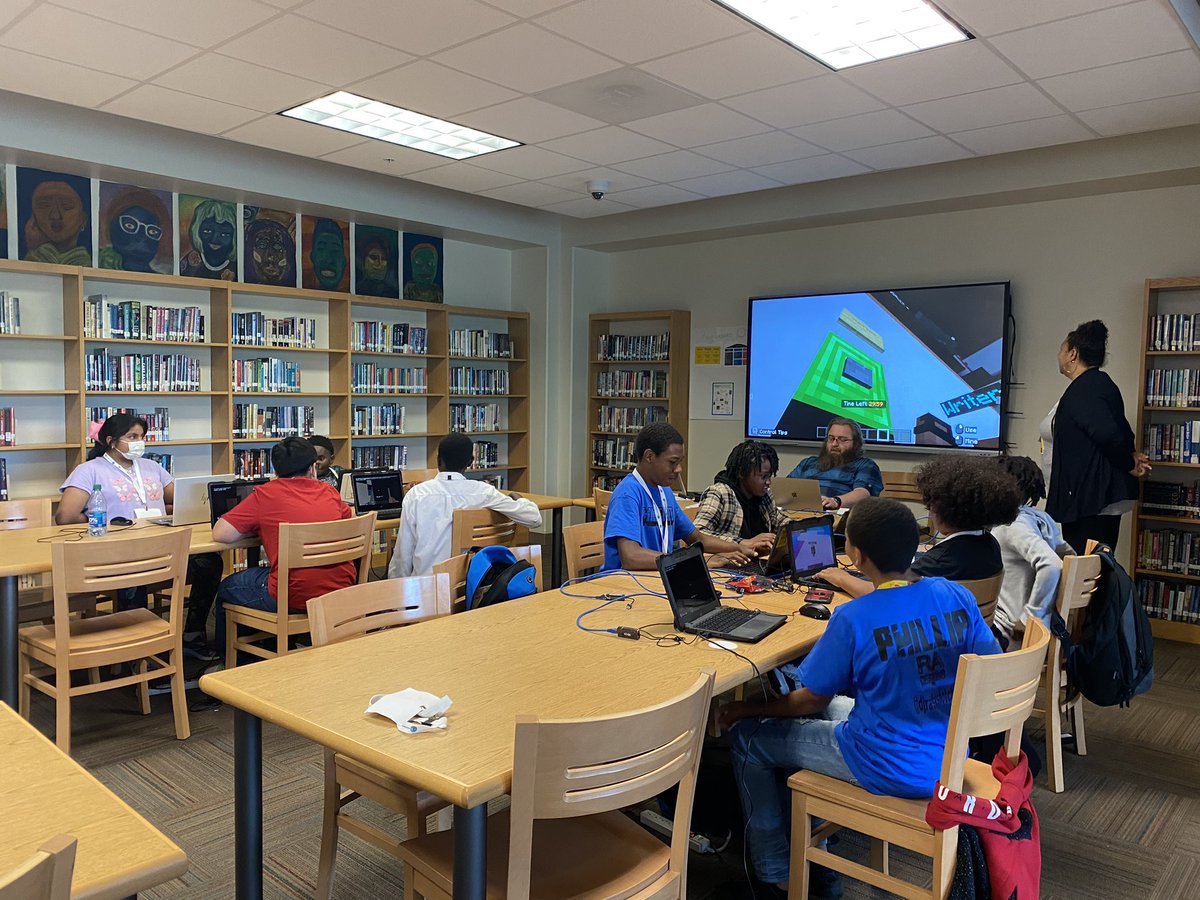 Final round has begun! Which team will be the FIRST ever @APSInstructTech #MinecraftEdu #esports tournament champion?? Will it be @APSHollisCrew  OR @APSDobbs? Stay tuned! @i2eEDU