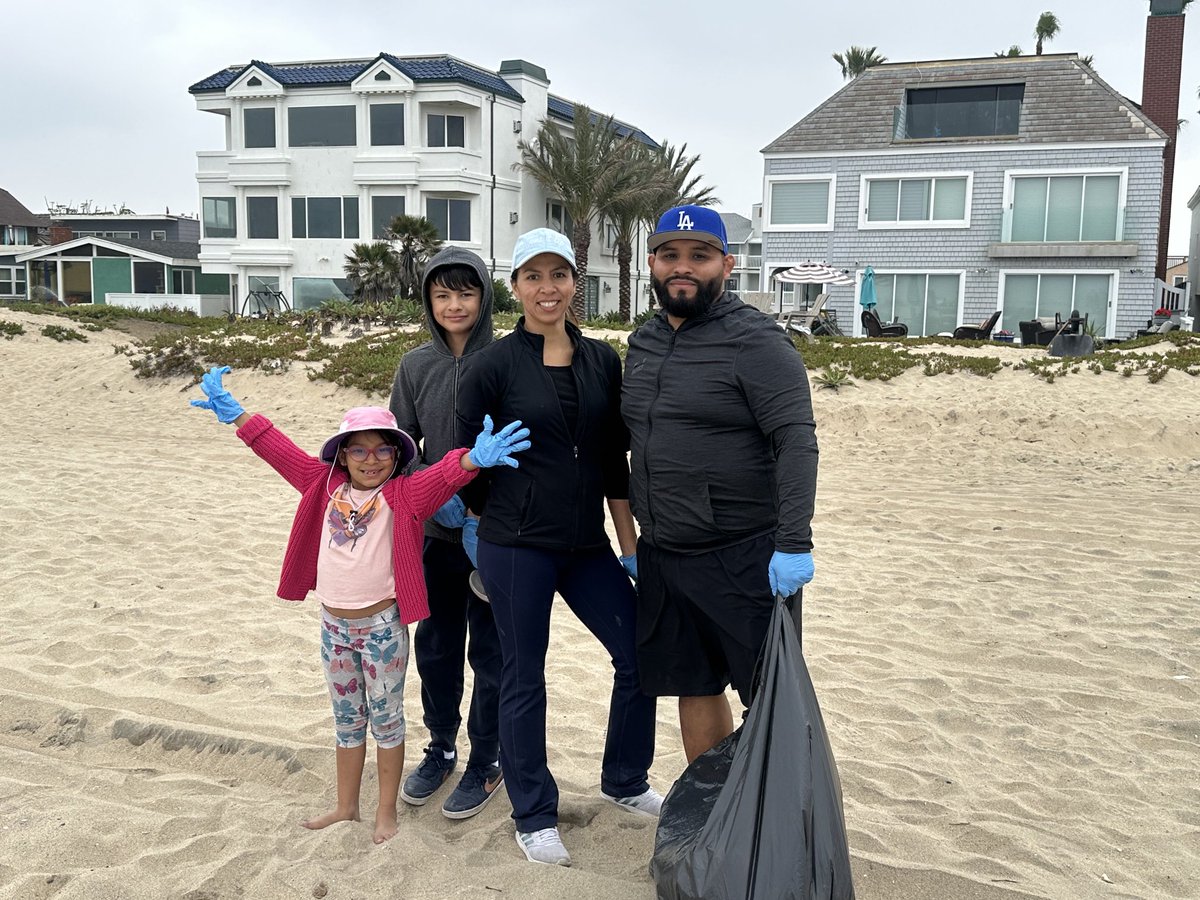 UnsworthPrinc's tweet photo. What a fun event! Thank you to our families for joining us on our first annual beach clean up day! #OurCHARACTERCOUNTS #SunPride ⁦@DowneyUnified⁩ ⁦@DowneyTeacher⁩ https://t.co/e56PykCoxC
