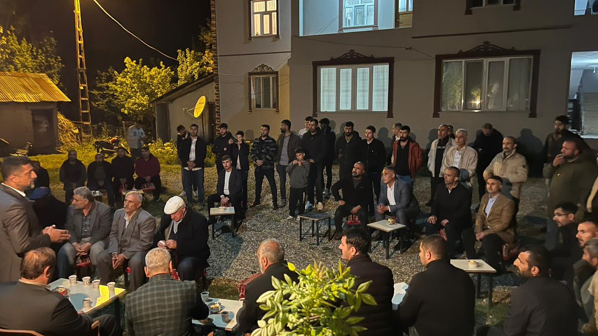 leventozmen49's tweet photo. Hemşehrimizle bir araya gelerek istişarelerde bulunduk. Unutmayalım ki birlikte rahmet ayrılıkta azap vardır. https://t.co/q4d5WA6Nww
