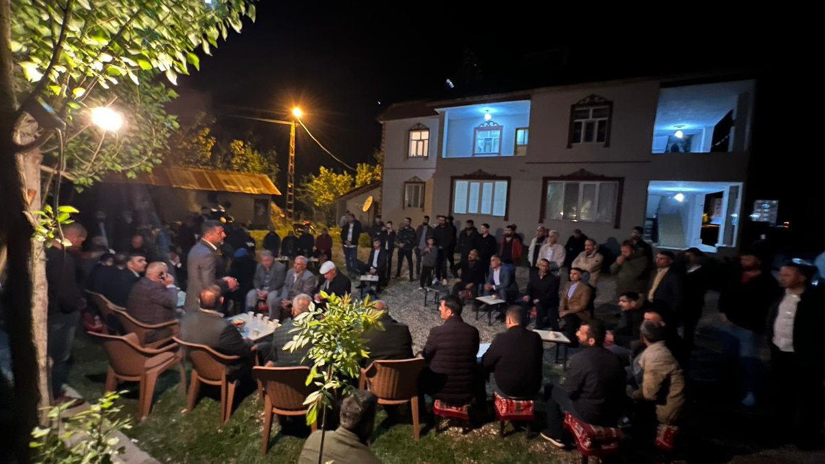 leventozmen49's tweet photo. Hemşehrimizle bir araya gelerek istişarelerde bulunduk. Unutmayalım ki birlikte rahmet ayrılıkta azap vardır. https://t.co/q4d5WA6Nww