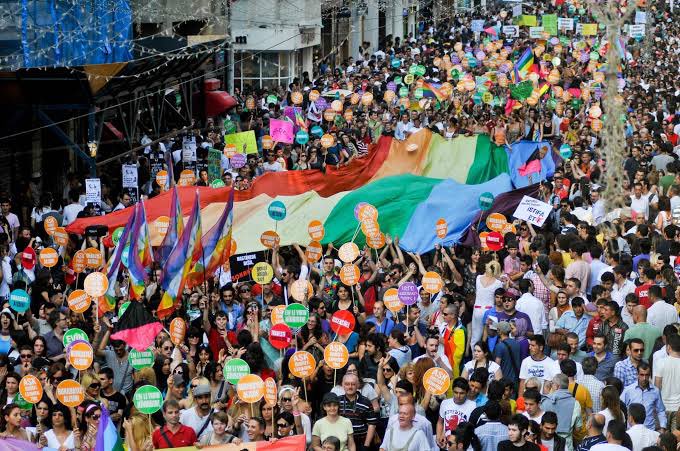 FigenYuksekdag's tweet photo. Sevgili LGBTİ+’lar,

Baskıya uğramadığımız, nefret saldırılarına, cinayetlerine maruz kalmadığımız bir yaşam haktır, hakkımızdır. Hak ve özgürlükler için OYLAR YEŞİL SOL’A! #BuradayızBirlikteDeğiştireceğiz https://t.co/cHgpv3hn3m