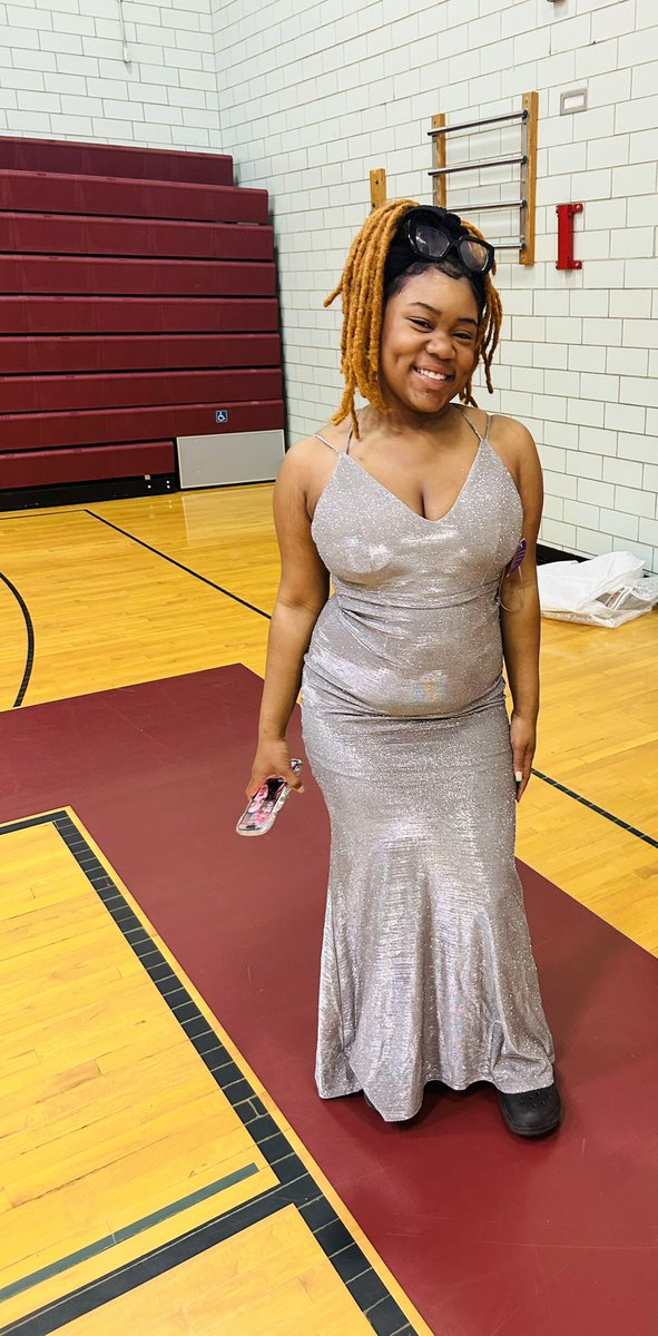 Today was AWESOME! students were able to enjoy shopping for Prom Dresses ARHS today. We could not have done this without  support from our community. Shout to our Community School Coordinator -Tiffany Seals for organizing this event🩷